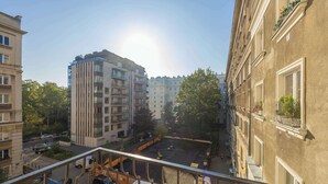 Ein mehrstöckiges Gebäude mit Balkonen, einem Innenhof und geparkten Autos.