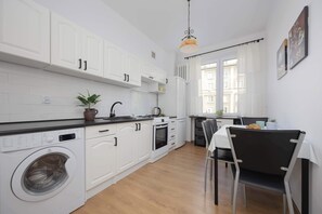 Kylskåp, ugn, spishäll och kaffe- och tebryggare