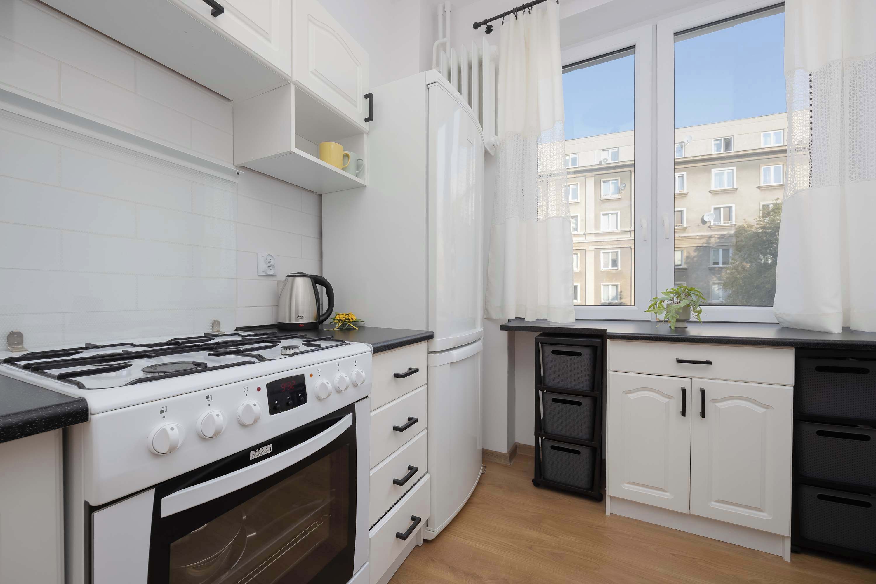 Kühlschrank, Ofen, Herdplatte, Wasserkocher mit Kaffee-/Teezubehör