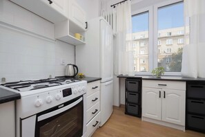 Kühlschrank, Ofen, Herdplatte, Wasserkocher mit Kaffee-/Teezubehör