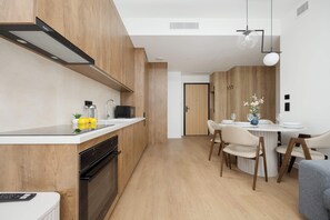 Kühlschrank, Mikrowelle, Ofen, Herdplatte