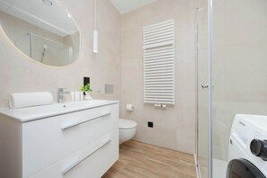 Shower, hair dryer, towels, shampoo
