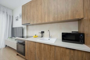 ثلاجة، ميكروويف، فرن، موقد طهي مسطح