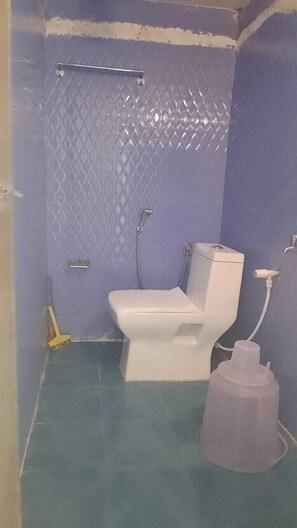 Shower, free toiletries