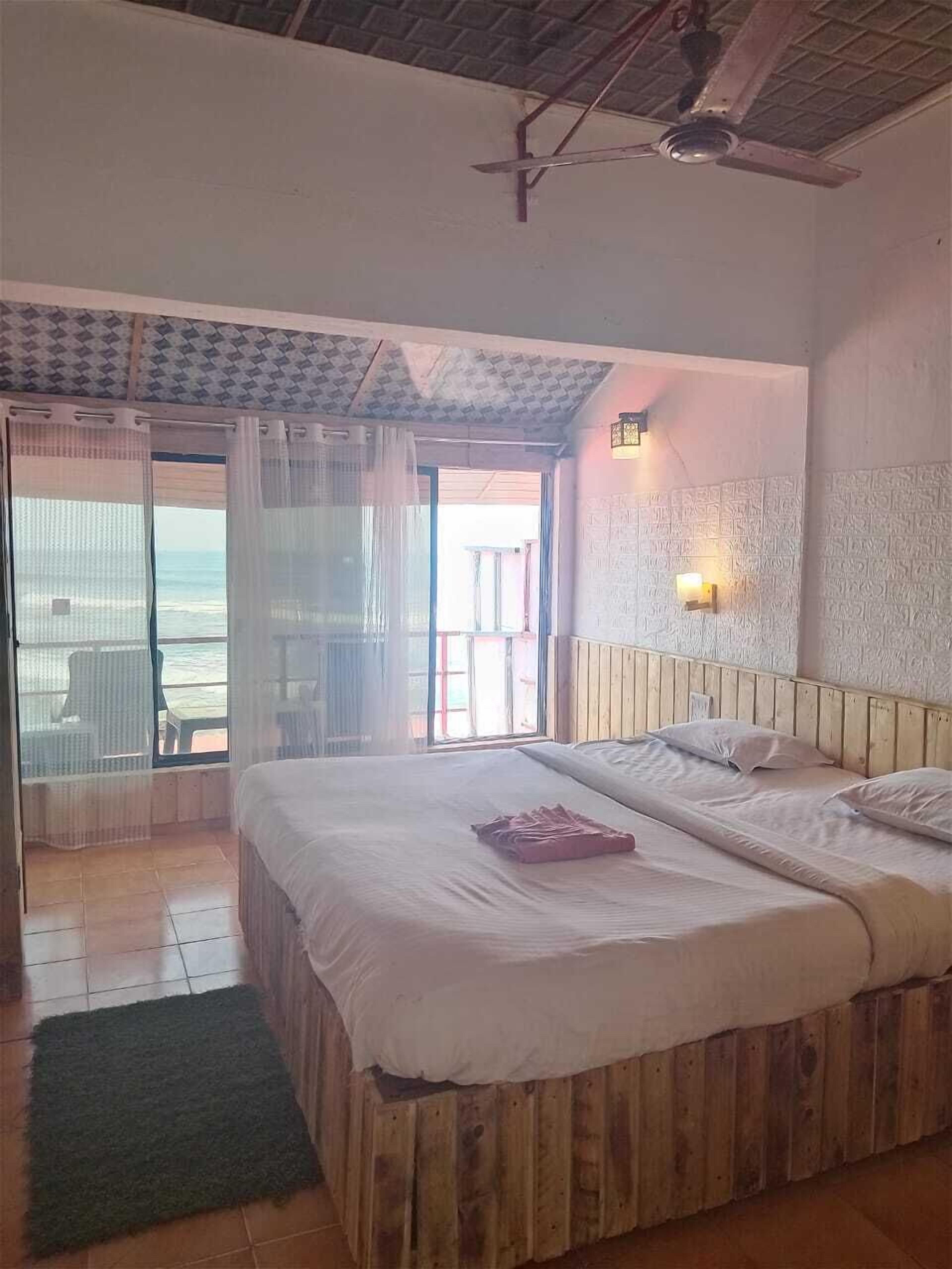 办公桌、笔记本电脑工作区