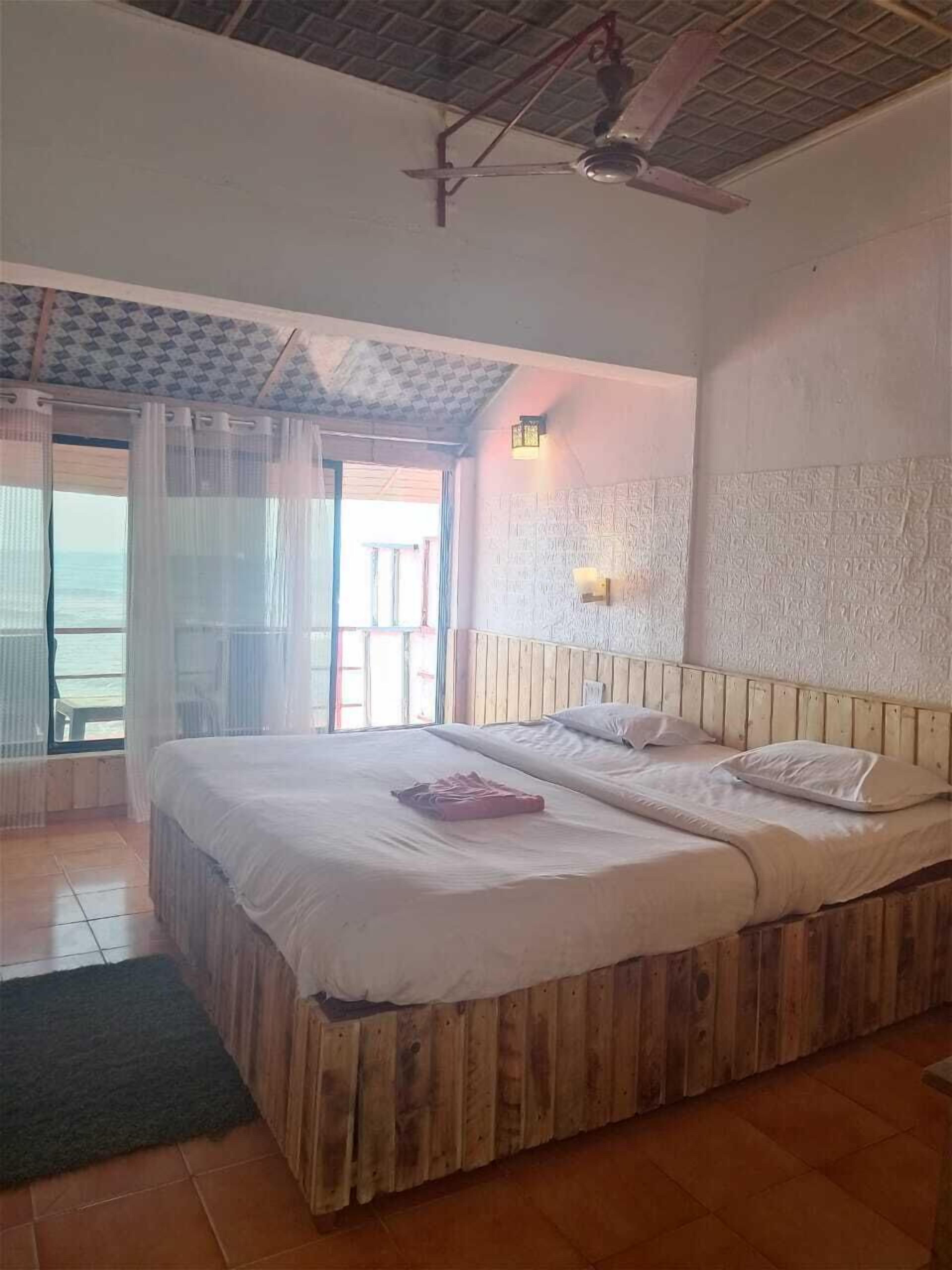 Een bureau, een laptopwerkplek