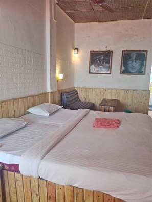 Escritorio y espacio para trabajar con un portátil