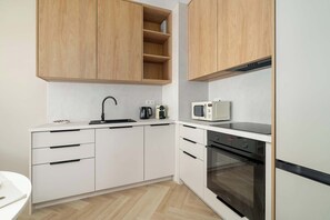 Fridge, microwave, oven, stovetop - Jasielska 7C Poznań | Beige Apartment with Parking and Air Conditioning (Poznań)