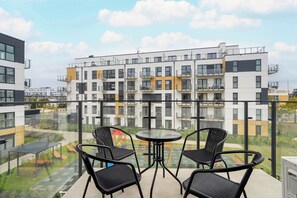 Outdoor dining - Jasielska 7C Poznań | Beige Apartment with Parking and Air Conditioning (Poznań)