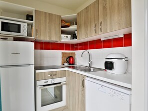 Villa | Cocina privada | Refrigerador, horno, lavavajillas y cafetera y tetera 