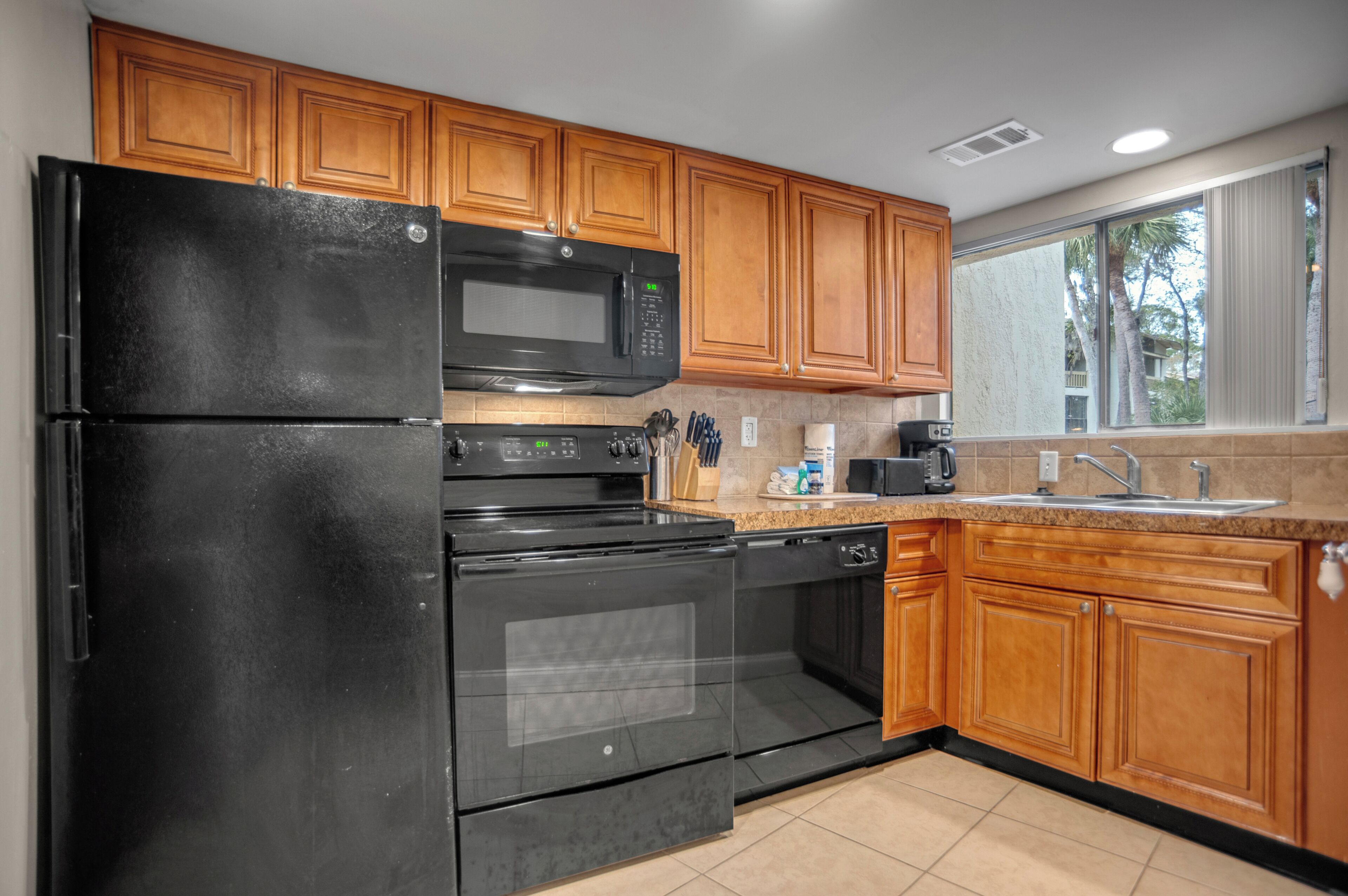 Kjøleskap, mikrobølgeovn, ovn og kokeplater