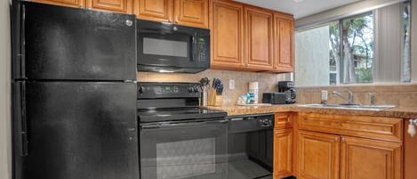 Kühlschrank, Mikrowelle, Ofen, Herdplatte