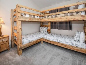 3 habitaciones, escritorio, tabla de planchar con plancha y wifi gratis 