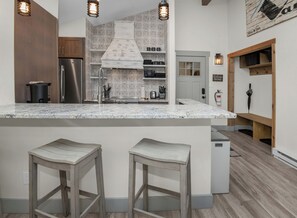 Kjøleskap, mikrobølgeovn, ovn og kokeplater