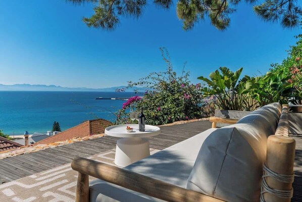 Property grounds - Home in Simon's Town | Outdoor Bath, AirCon & View (Cape Town)