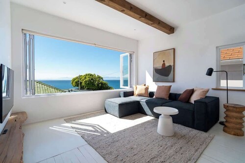 Home in Simon's Town | Indoor fireplace | Outdoor bath