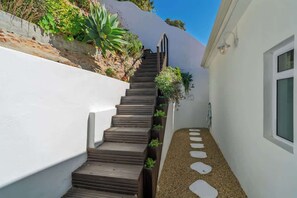 Property grounds - Home in Simon's Town | Outdoor Bath, AirCon & View (Cape Town)