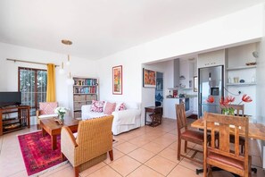 TV - Views | Quiet | walk to beach | Full Kitchen (Cape Town)