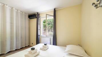 Apartment | 4 bedrooms, laptop workspace, iron/ironing board, bed sheets