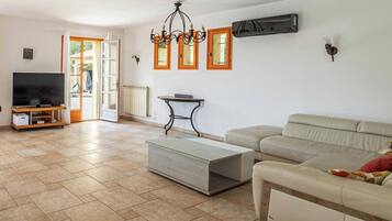 Apartment | Living area | Fireplace