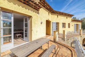 Outdoor dining - A/C House 4br/10p With Pool - 40 min From Cannes (Le Tignet)