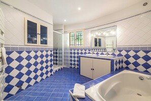 Apartment | Bilik Mandi | Tab mandi, pengering rambut, tuala disediakan, syampu 