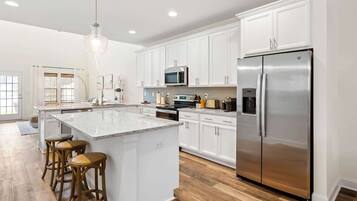 Fridge, stovetop, dishwasher