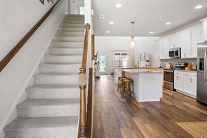 ثلاجة، موقد طهي مسطح، غسالة أطباق