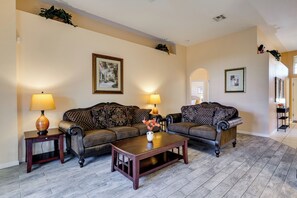 House (4 Bedrooms) | Interior