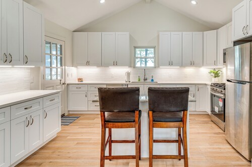 4 Mi to UT Austin: Bright & Modern Family Home