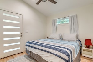 Interior - 4 Mi to UT Austin: Bright & Modern Family Home (Austin)