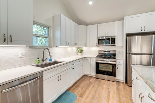 4 Mi to UT Austin: Bright & Modern Family Home