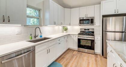 4 Mi to UT Austin: Bright & Modern Family Home