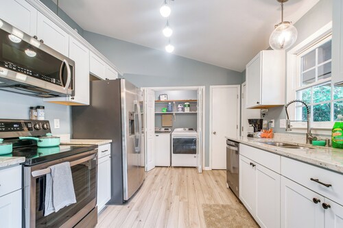 Home w/ Pet-friendly Yard, 1 Mi to Dtwn Raleigh!