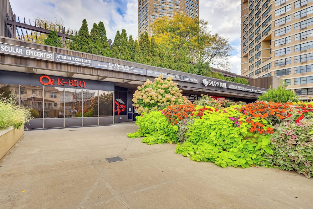 Easy NYC Commute: Getaway Near World Cup & Parks