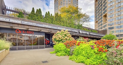 Easy NYC Commute: Guttenberg Getaway Near Parks