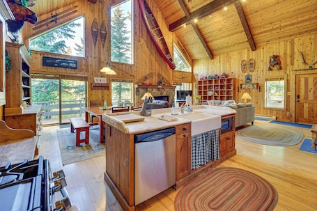 Casa (3 Bedrooms) | Parte interna. Game Room + Views: Cabin Near Purgatory Resort!