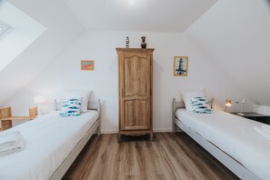 House | 4 bedrooms, individually furnished, bed sheets - Holiday Home Just 350 m From the Long Sandy Beach (Plougonvelin)