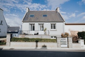 A two-story house with a grey roof, white walls, and a balcony. - Holiday Home Just 350 m From the Long Sandy Beach (Plougonvelin)