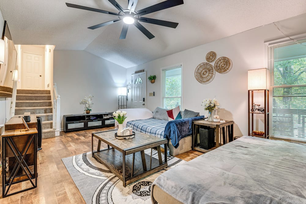 Easy I-20 Access to Atl: Suburban Retreat w/ Yard - Villa Rica, GA