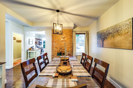 Casa (4 Bedrooms) | Interior. Walk to University of Cincinnati: Historic Home!