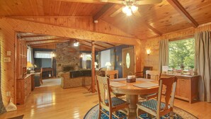 Un interior de madera con comedor, cocina y sala de estar.