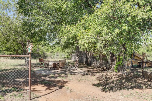 Walk to Historic Square: Jacksboro Home w/ Yard