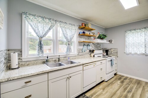 Cozy Home w/ Spacious Yard: 2 Mi to Dtwn Bristol