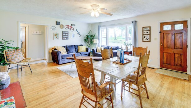 A dining area with a wooden table, four chairs, and a ceiling fan. - Cozy Home w/ Spacious Yard: 2 Mi to Dtwn Bristol (Bristol)