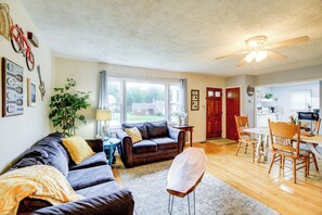 Interior - Cozy Home w/ Spacious Yard: 2 Mi to Dtwn Bristol (Bristol)