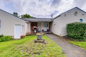Interior - Cozy Home w/ Spacious Yard: 2 Mi to Dtwn Bristol (Bristol)
