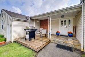 House (3 Bedrooms) | Interior - Cozy Home w/ Spacious Yard: 2 Mi to Dtwn Bristol (Bristol)