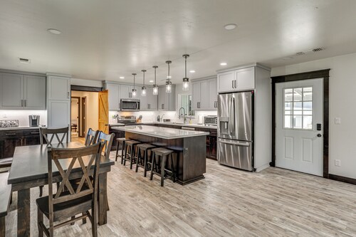 Backyard Oasis w/ Hot Tub & Views: Weaverville Gem