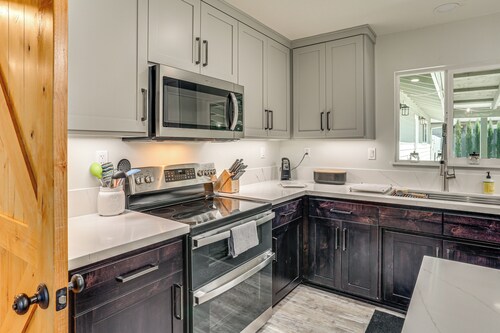 Backyard Oasis w/ Hot Tub & Views: Weaverville Gem